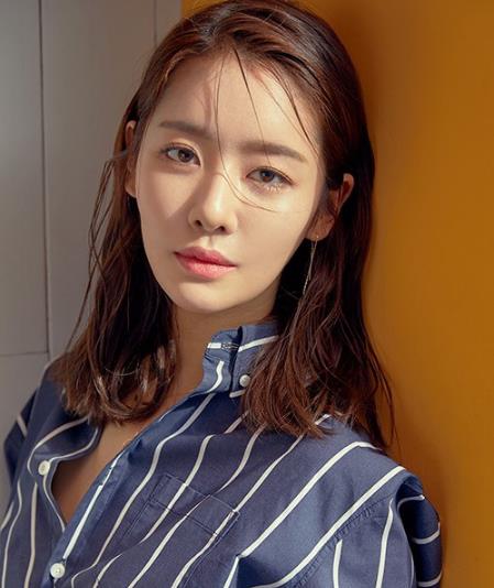 明星同款条纹衬衫搭配 展多变时尚魅力（图）