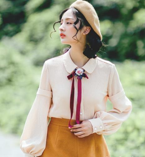 春款衬衫时髦搭：衬衫配裙装彰显妩媚与优雅