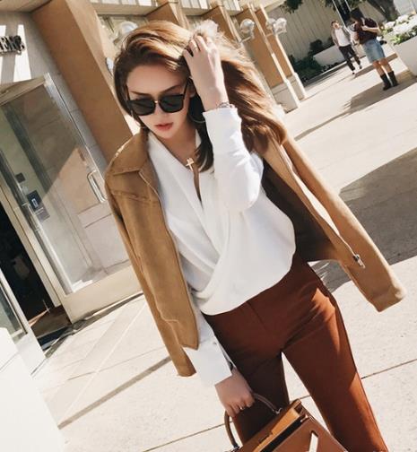 春款衬衫时髦搭：衬衫配裙装彰显妩媚与优雅