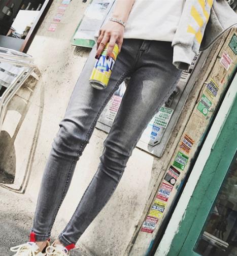 早春搭配：你的衣柜里还缺一条这样的牛仔裤