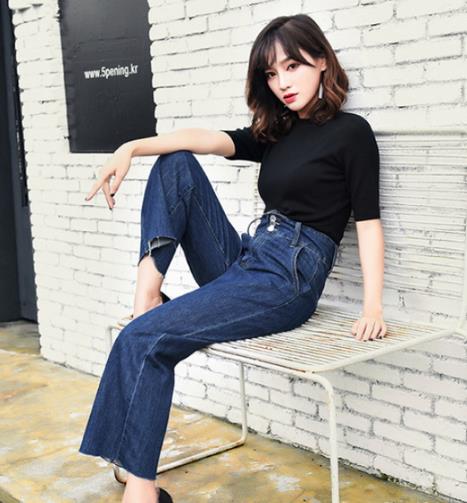 早春搭配：你的衣柜里还缺一条这样的牛仔裤