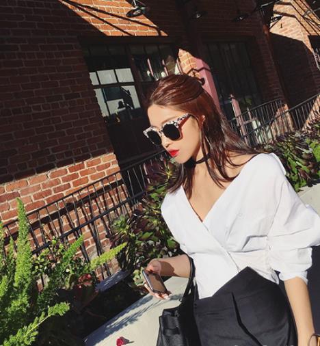 性感显瘦v领衬衫 3月轻松甩掉路人感（图）