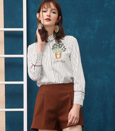 刺绣牛仔外套搭配高领毛衣 复古感十足 刺绣牛仔外套搭配高领毛衣 复古感十足