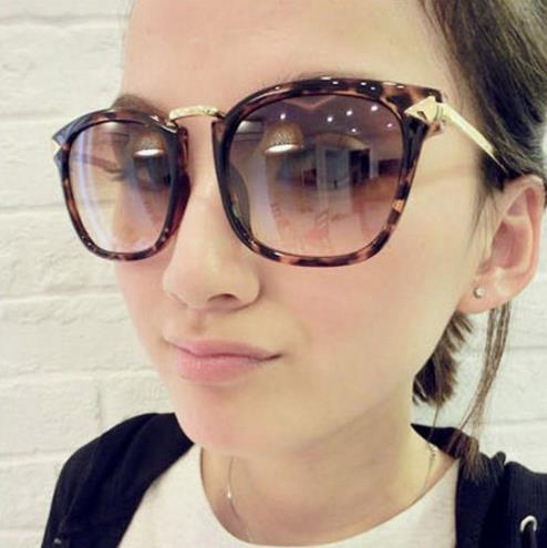 初夏最时尚的单品 最潮墨镜搭配法（图） 