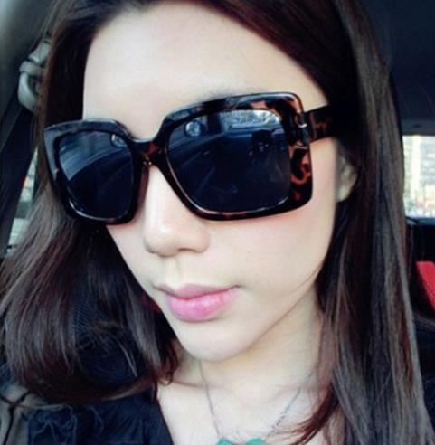 初夏最时尚的单品 最潮墨镜搭配法（图） 