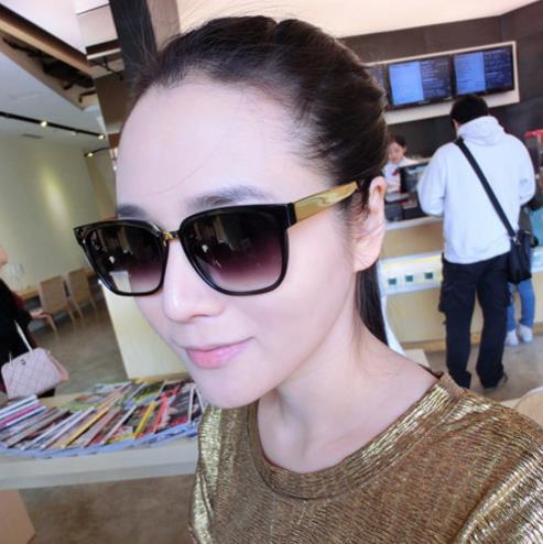 初夏最时尚的单品 最潮墨镜搭配法（图） 