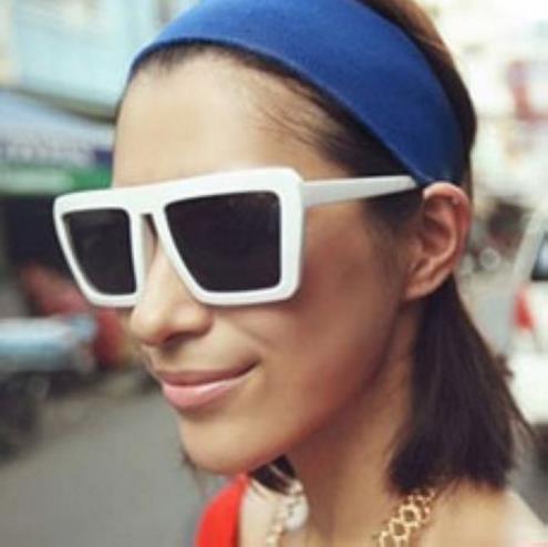初夏最时尚的单品 最潮墨镜搭配法（图） 