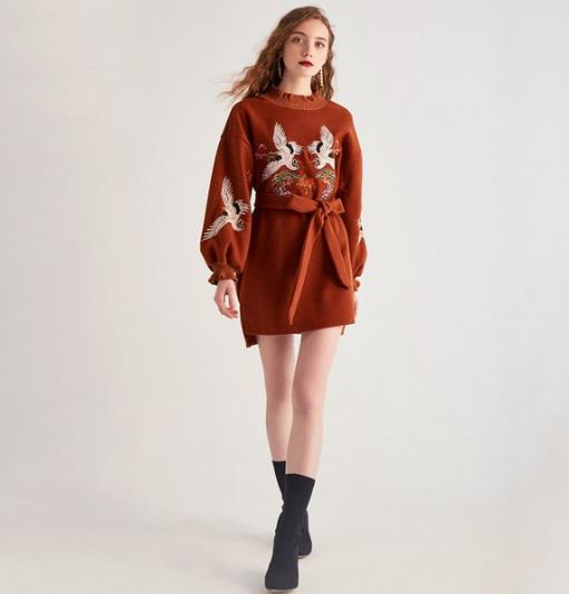 刺绣牛仔外套搭配高领毛衣 复古感十足 刺绣牛仔外套搭配高领毛衣 复古感十足