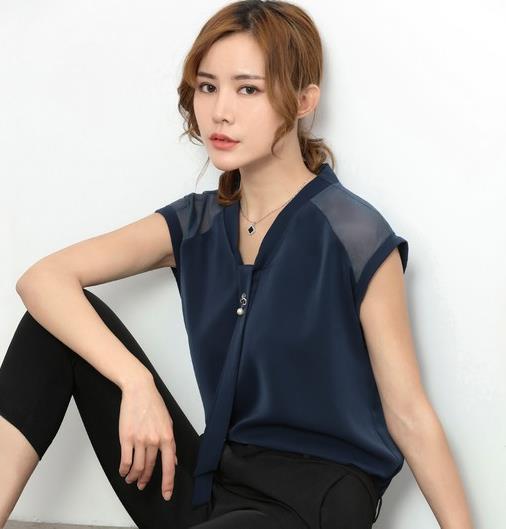 看雪纺衫如何搭配下装才能应付盛夏（图）