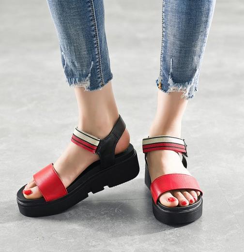 夏日显高搭配 一双松糕凉鞋就够了(图) 夏日显高搭配 一双松糕凉鞋就够了(图)