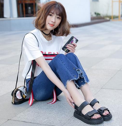 夏日显高搭配 一双松糕凉鞋就够了（图）