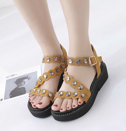 夏日显高搭配 一双松糕凉鞋就够了（图）