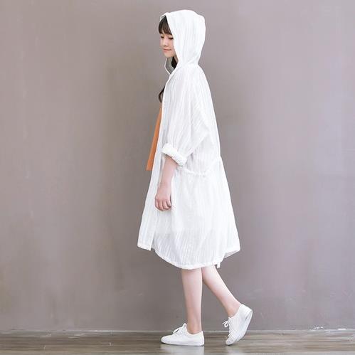 蕾丝小开衫搭配背心连衣裙：尽显知性美（图）