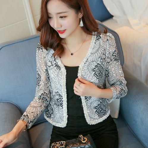 蕾丝小开衫搭配背心连衣裙：尽显知性美（图）