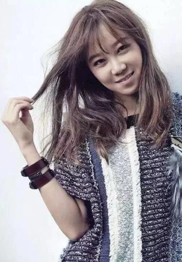 春暖花开 春款时髦卫衣的多种搭配示范（图）