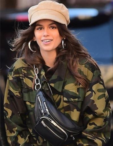 明星同款推荐：超高出镜率的腰包穿搭盘点