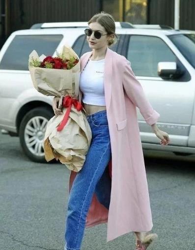 时尚女神教你一条牛仔裤的多种穿搭方式（图）