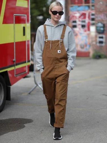 穿这样的背带裤就是为了减龄的（图）