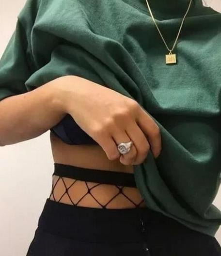 原来性感时尚的黑丝袜可以这么穿（图）