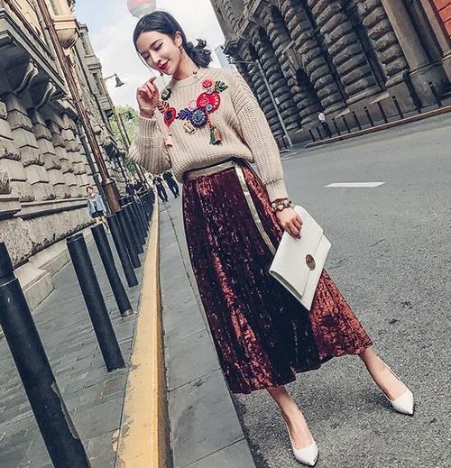 春季有了金丝绒百褶裙套装 想不吸睛都难（图）