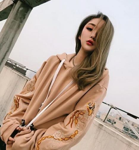 这样时髦个性的卫衣就能轻松搞定春日搭配