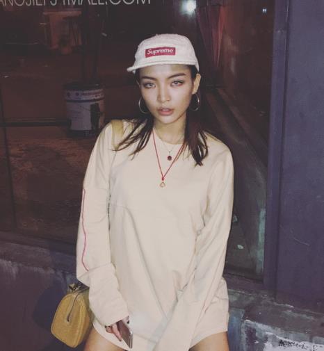 这样时髦个性的卫衣就能轻松搞定春日搭配