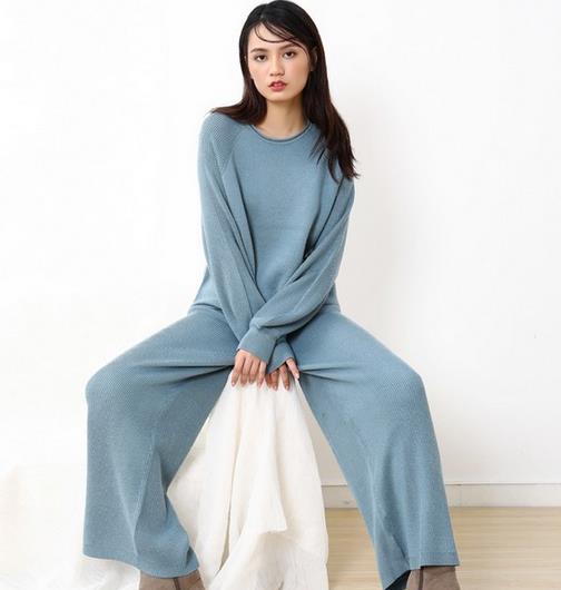 春季有了金丝绒百褶裙套装 想不吸睛都难（图）