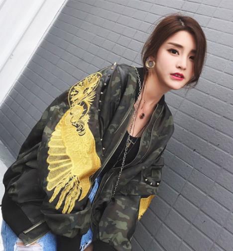 今年刺绣这么火 刺绣棒球服初春这样穿（图）