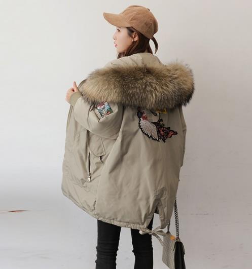 刺绣牛仔外套搭配高领毛衣 复古感十足