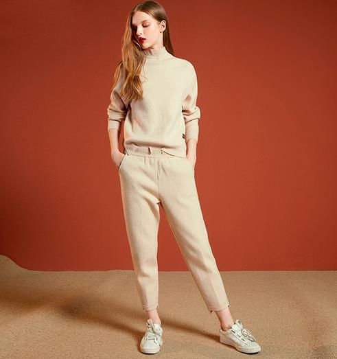 春季有了金丝绒百褶裙套装 想不吸睛都难（图）