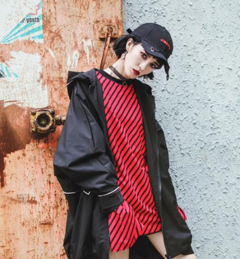 穿一件这样的港风外套凹造型 简直帅炸了（图）
