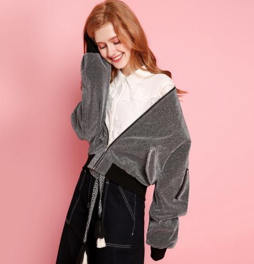 在春夏交替之际 入手一件时尚夹克外套吧