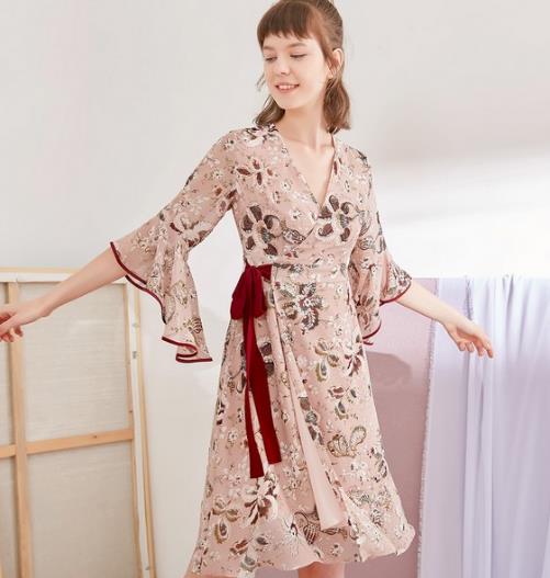 这样的连衣裙现在穿正适合:简约又优雅(图) 这样的连衣裙现在穿正适合:简约又优雅(图)