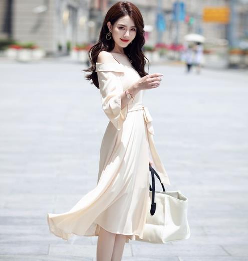 这样的连衣裙现在穿正适合:简约又优雅(图) 这样的连衣裙现在穿正适合:简约又优雅(图)