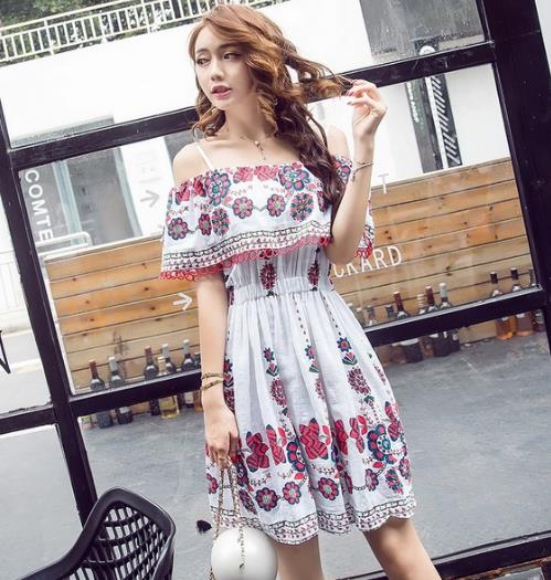 夏日最流行性感露背装 时髦迷人速成(图) 夏日最流行性感露背装 时髦迷人速成(图)