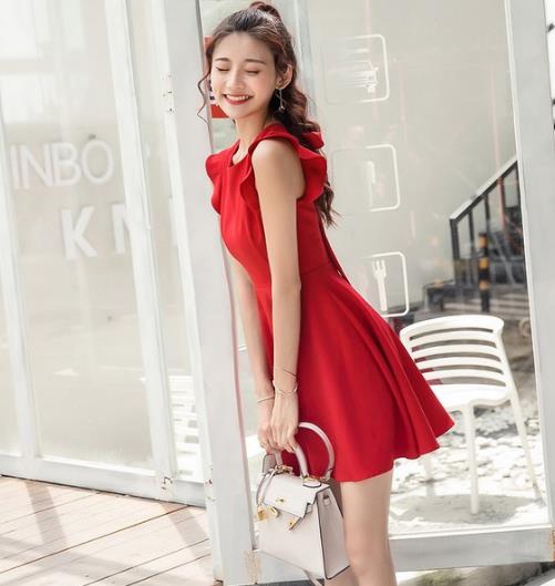 夏日最流行性感露背装 时髦迷人速成（图）