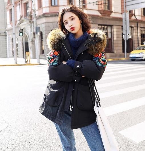 刺绣牛仔外套搭配高领毛衣 复古感十足