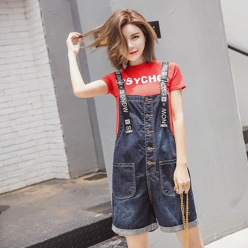 适合微胖女生的宽松背带牛仔短裤：显瘦减龄