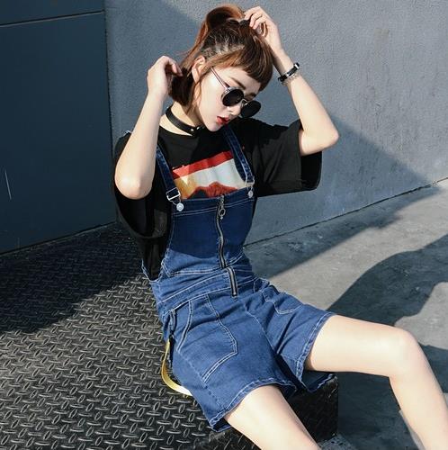 适合微胖女生的宽松背带牛仔短裤：显瘦减龄