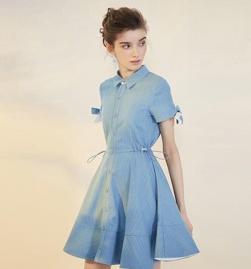 正是穿牛仔裙的好时机：牛仔裙打造优雅风范