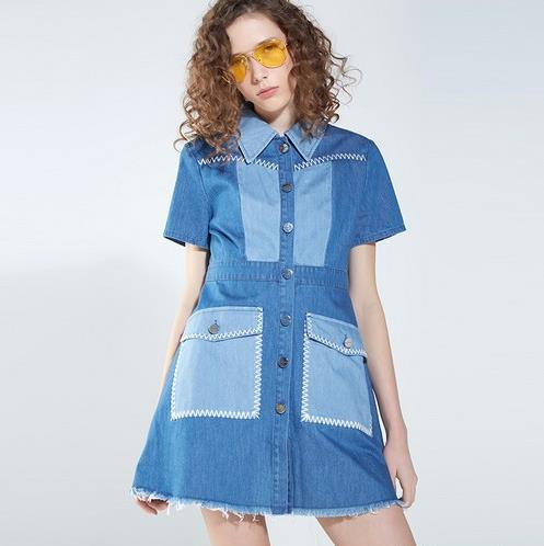 正是穿牛仔裙的好时机：牛仔裙打造优雅风范