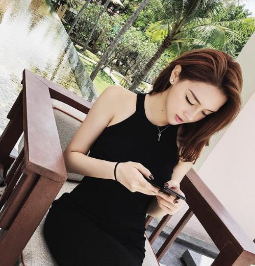 一件性感名媛风范的吊带小背心霸占整个夏日