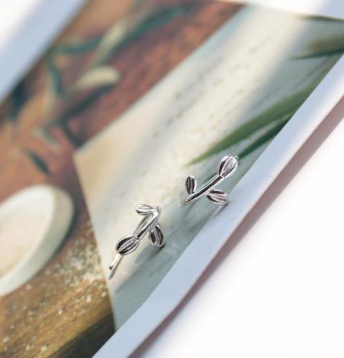 戴上修饰脸型的耳钉来提升你的气质(图) 戴上修饰脸型的耳钉来提升你的气质(图)