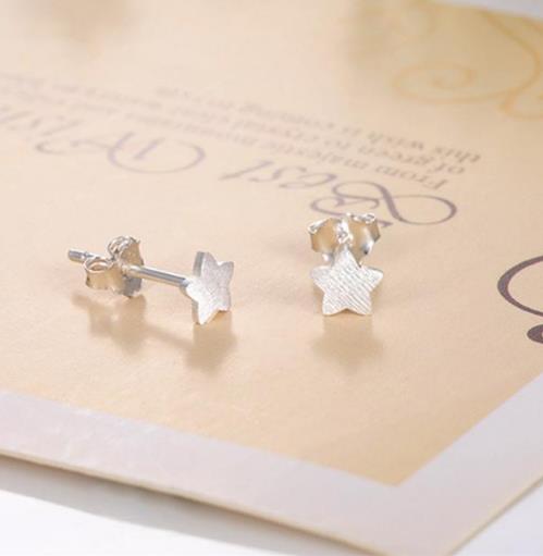 戴上修饰脸型的耳钉来提升你的气质(图) 戴上修饰脸型的耳钉来提升你的气质(图)