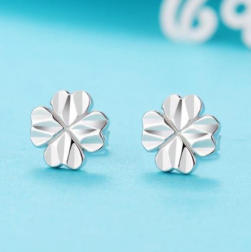 戴上修饰脸型的耳钉来提升你的气质（图）