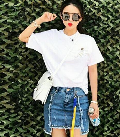 减龄显瘦的牛仔半身裙搭配示范（图）