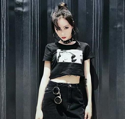 减龄显瘦的牛仔半身裙搭配示范（图）