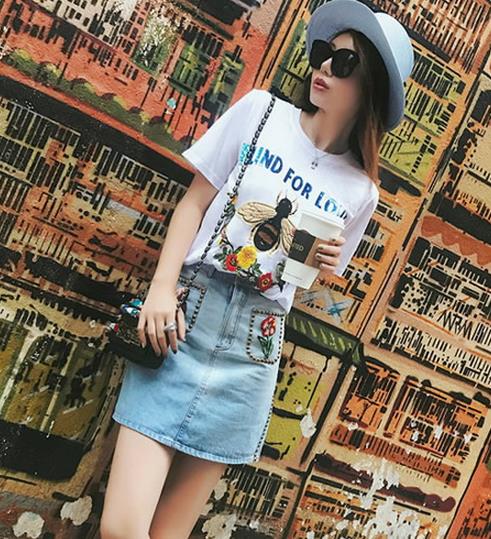 减龄显瘦的牛仔半身裙搭配示范（图）