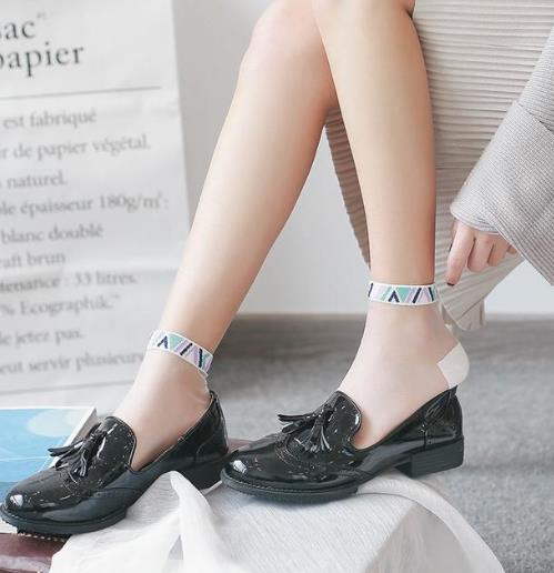 今夏很流行的玻璃丝袜搭配猫跟鞋特显气质 今夏很流行的玻璃丝袜搭配猫跟鞋特显气质