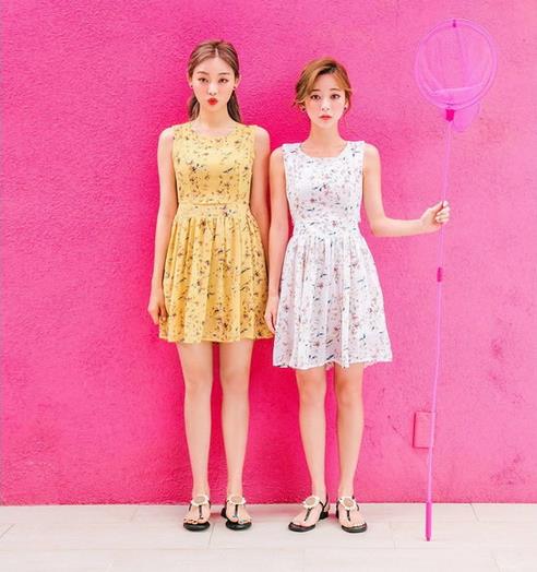 碎花连衣裙是春夏必备款 显瘦连衣裙搭配分享